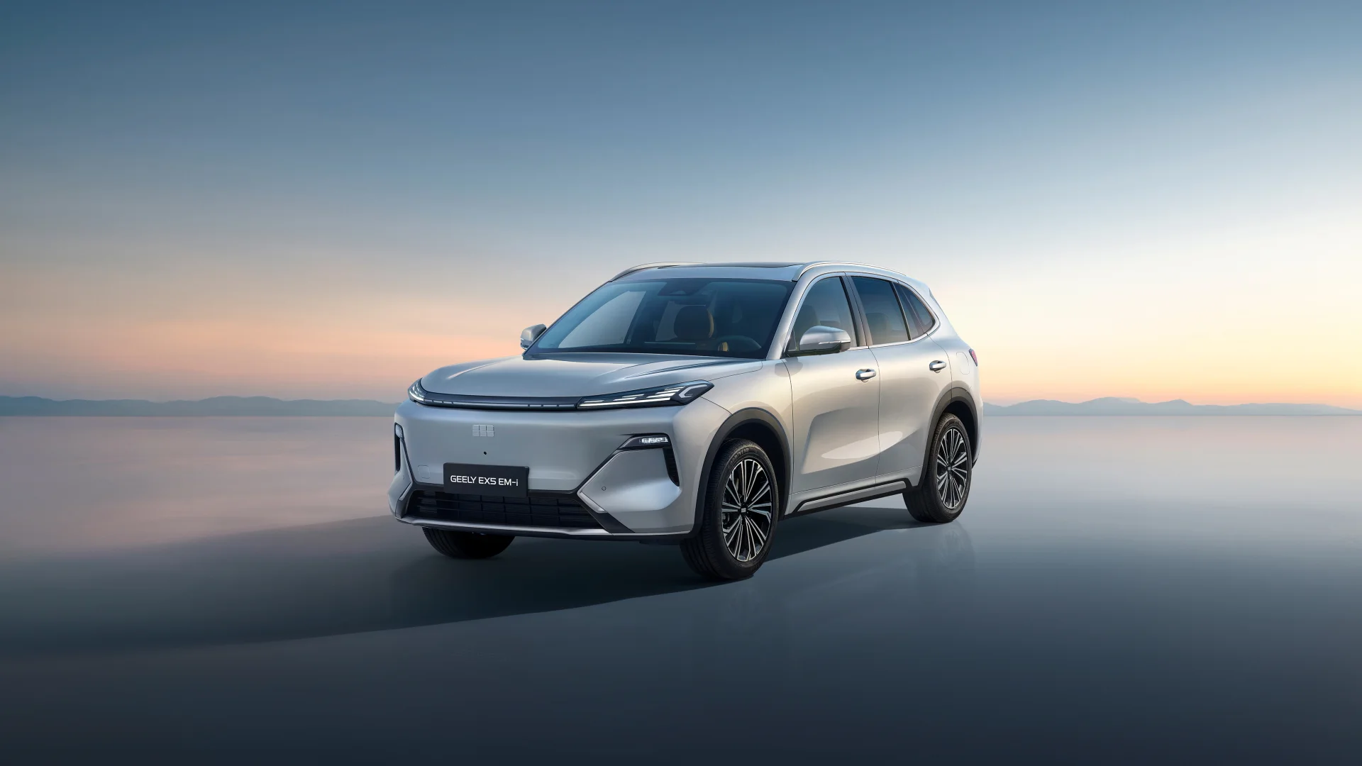 Geely EX5 EM-i lúc hoàng hôn